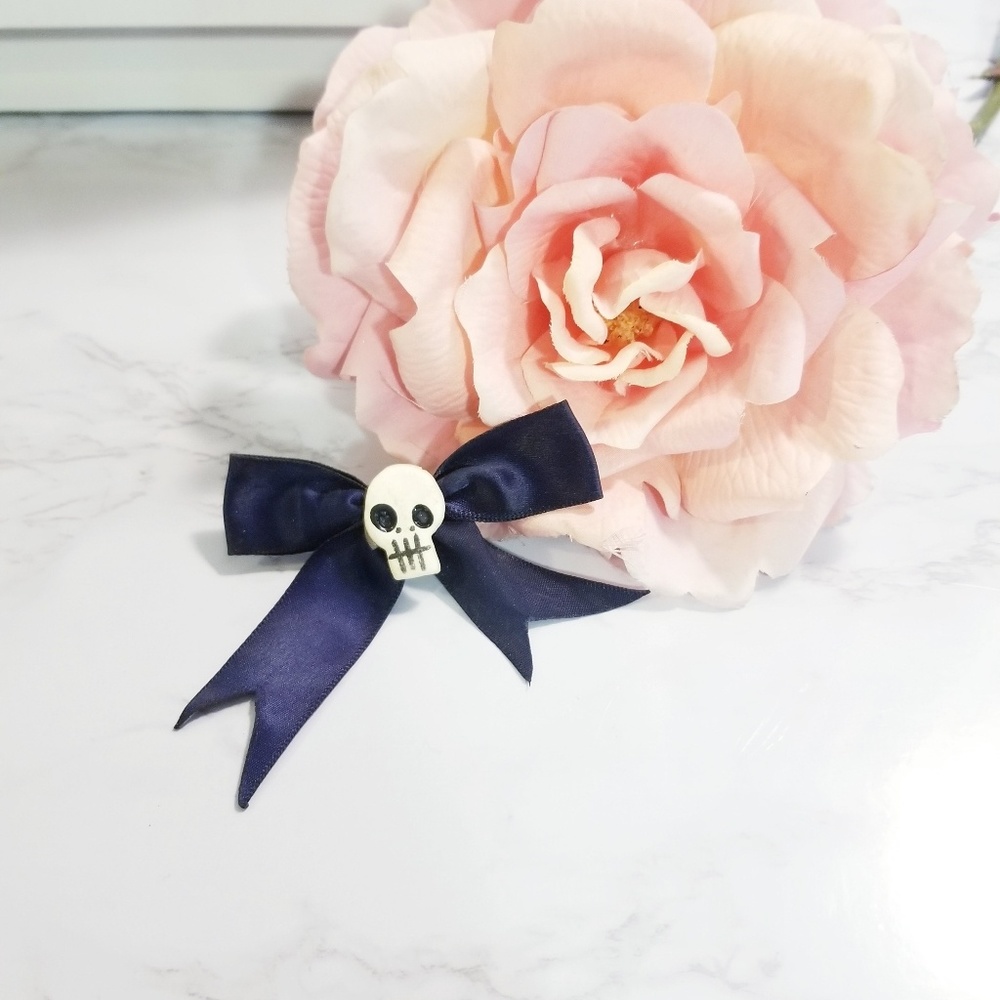 Skull barrette.